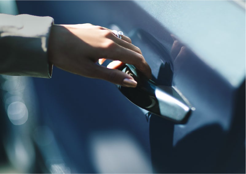 A hand gracefully grips the Light Touch Handle of a 2023 Lincoln Aviator® SUV to demonstrate its ease of use | Griffin Lincoln in Tifton GA