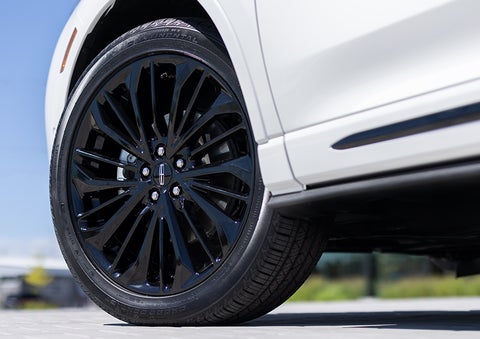 The stylish blacked-out 20-inch wheels from the available Jet Appearance Package are shown. | Griffin Lincoln in Tifton GA