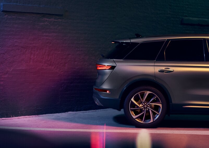 A dramatization of a 2025 Lincoln Corsair® SUV is shown backing up toward a wall. | Griffin Lincoln in Tifton GA