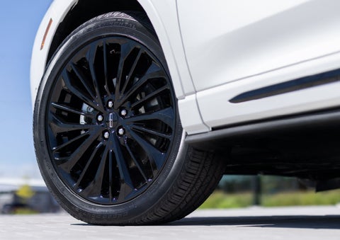 A stylish 20-inch black aluminum wheel of the available Jet Appearance Package is shown. | Griffin Lincoln in Tifton GA