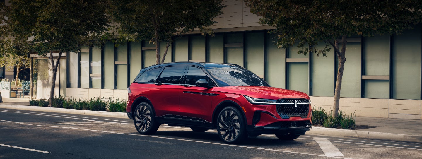 A 2025 Lincoln Nautilus® SUV with an available hybrid powertrain is parked in an urban setting. | Griffin Lincoln in Tifton GA