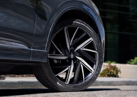 The wheel of the 2026 Lincoln Aviator® SUV is shown slightly angled out | Griffin Lincoln in Tifton GA