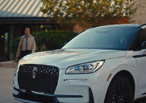 A person approaches a 2026 Lincoln Corsair® SUV as the Lincoln Embrace light sequence takes place. | Griffin Lincoln in Tifton GA